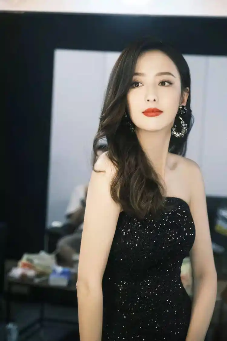 女明星穿抹胸_抹胸连衣裙穿搭技巧_性感抹胸裙如何穿出高级感