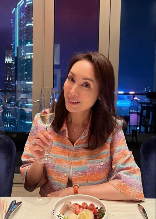 郭可盈退圈后罕现内地商演 54岁富婆登台风采依旧