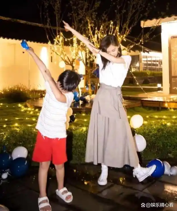 矮个子女星身高揭秘_娱乐圈哪些女名星很矮_脸高身矮女明星