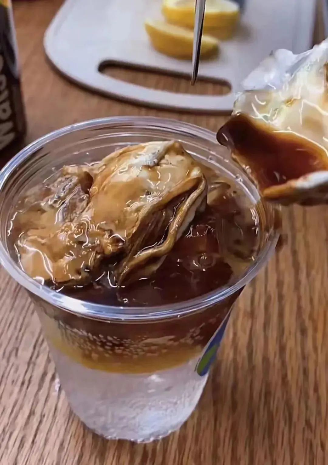 章鱼拿铁_吃网红黑暗料理的人是谁呀,_皮蛋咖啡